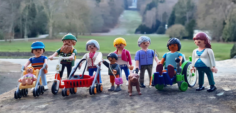 Spielzeugfiguren auf einem Stein